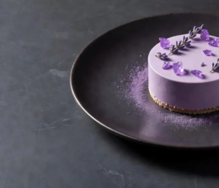 Dessert gastronomique au dressage raffiné sur assiette sombre.