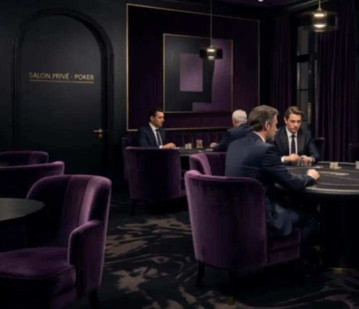 Salle Lounge feutrée, tables de poker et lumière tamisée dans un bistro du soir