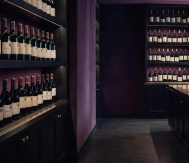 Cave à vins intimiste avec éclairage tamisé sur les bouteilles